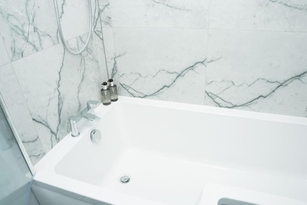 Stylish Home In York - Free Wifi & Parking - Close To Racecourse & City Centre エクステリア 写真