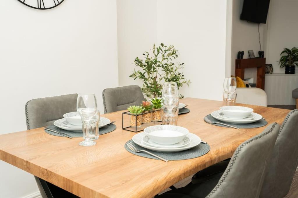 Stylish Home In York - Free Wifi & Parking - Close To Racecourse & City Centre エクステリア 写真